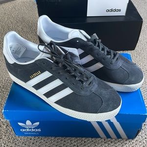 NEW IN BOX - Adidas Gazelle J sneakers - youth size 7